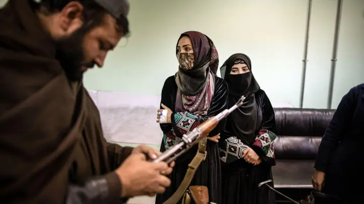 Die Taliban schränken Frauenrechte im Land stark ein. (Foto: Oliver Weiken/dpa)