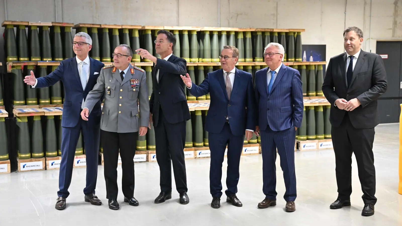 Sie kann bis zu 40 Kilometer weit geschossen werden: Artilleriemunition von Rheinmetall. (Foto: Julian Stratenschulte/dpa)