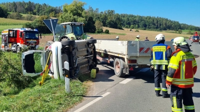 Das Auto landete bei Kleinsteinach auf der Seite. (Foto: Rainer Weiskirchen)