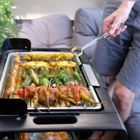 Grillfreunde sollten auf dem Balkon lieber Gas- oder Elektrogrills nutzen. (Foto: Laura Ludwig/dpa-tmn)
