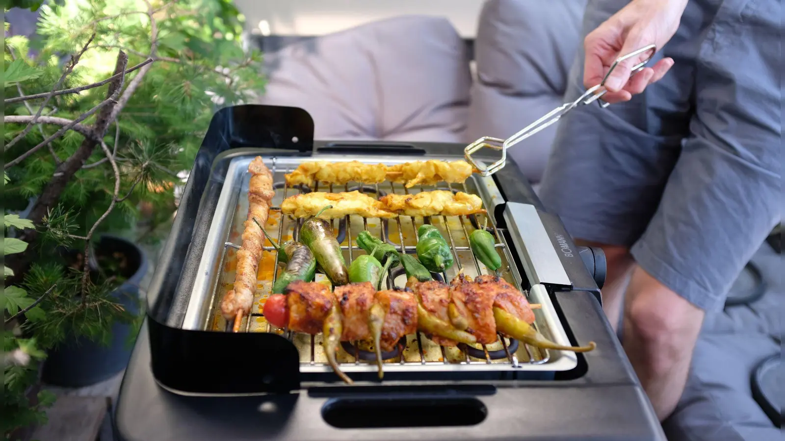 Grillfreunde sollten auf dem Balkon lieber Gas- oder Elektrogrills nutzen. (Foto: Laura Ludwig/dpa-tmn)
