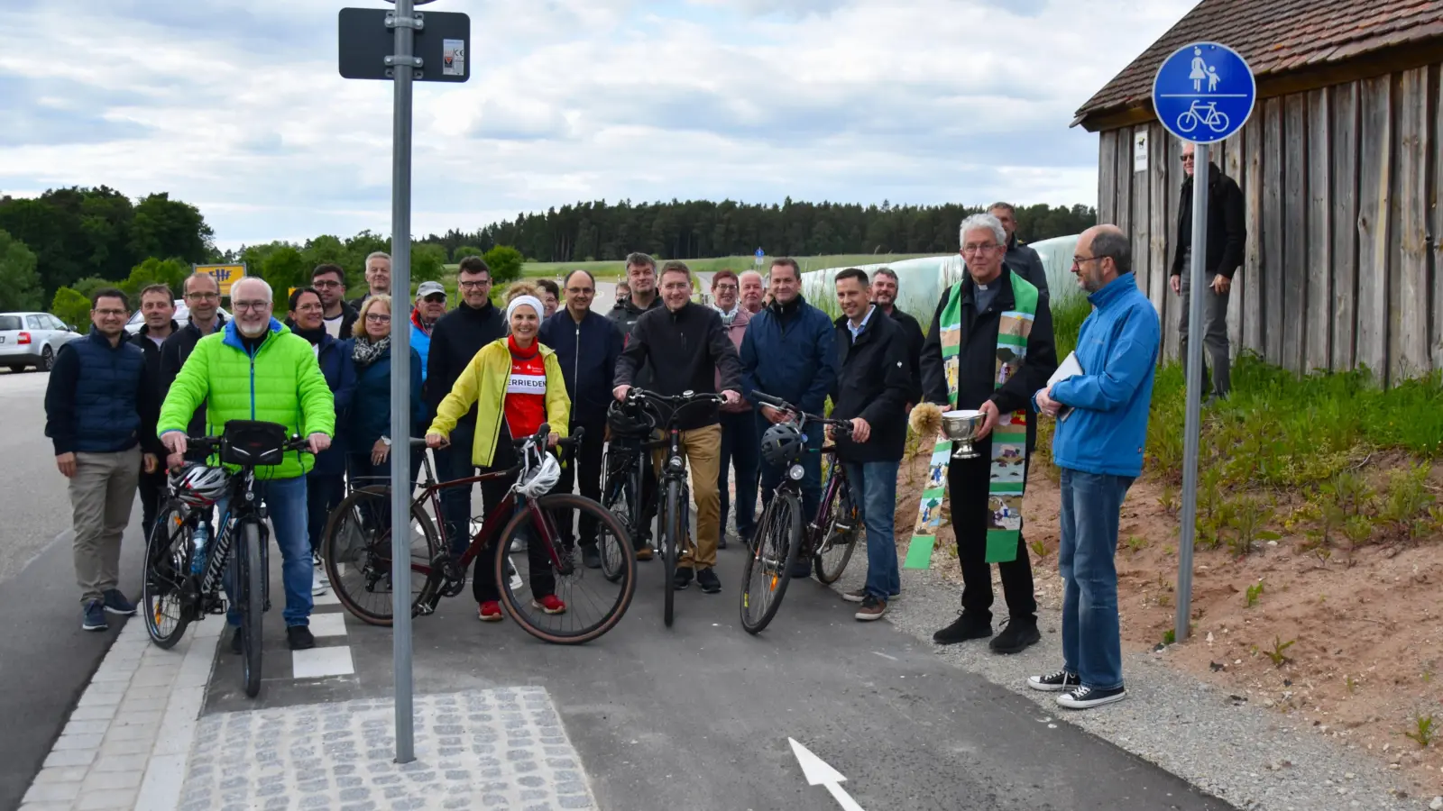 In Reichenau – auf etwa halber Strecke zwischen Bechhofen und Herrieden – trafen sich die Radfahrgruppen aus Bechhofen und Herrieden zur Einweihung des Geh- und Radwegs. Vorne, von links: CSU-Landtagsabgeordneter Helmut Schnotz, Herriedens Bürgermeisterin Dorina Jechnerer, Landrat Dr. Jürgen Ludwig und Bechhofens Bürgermeister Sven Waidmann. Die beiden Geistlichen Peter Hauf (Zweiter von rechts) und Michael Weber (rechts) erteilten den kirchlichen Segen. (Foto: Werner Wenk)