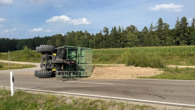 Für die Bergung des umgekippten Anhängers musste die Staatsstraße 2412 bei Petersaurach eine Stunde für den Verkehr gesperrt werden. (Foto: Polizei Heilsbronn)