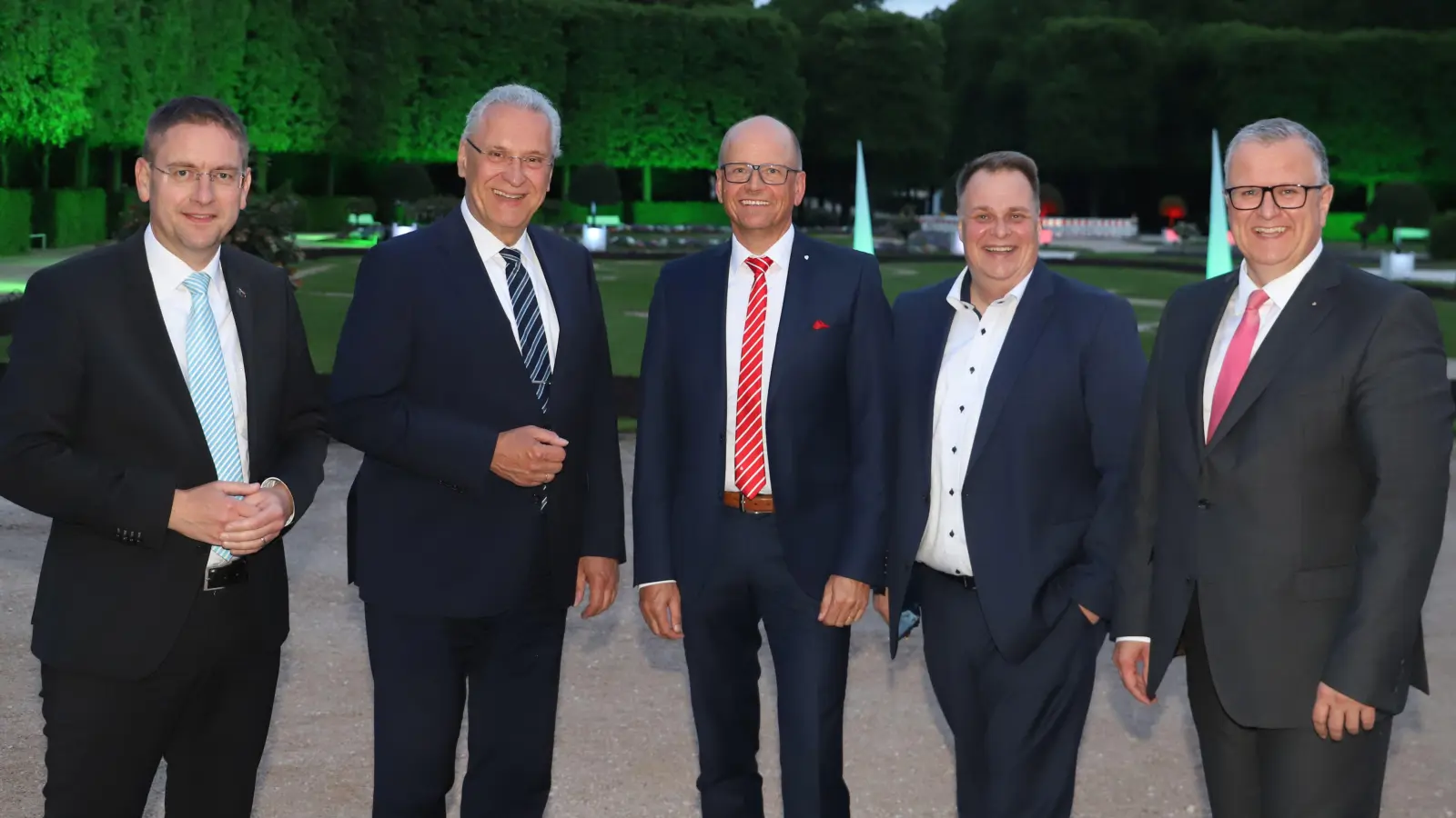 Das Jubiläum der Sparkasse Ansbach war für sie ein Grund zum Feiern, hier im Hofgarten (von links): Landrat Dr. Jürgen Ludwig, Innenminister Joachim Herrmann, Vorstandschef Werner Frieß, Zukunftsforscher Lars Thomsen und Verbands-Vizepräsident Stefan Proßer. (Foto: Oliver Herbst)