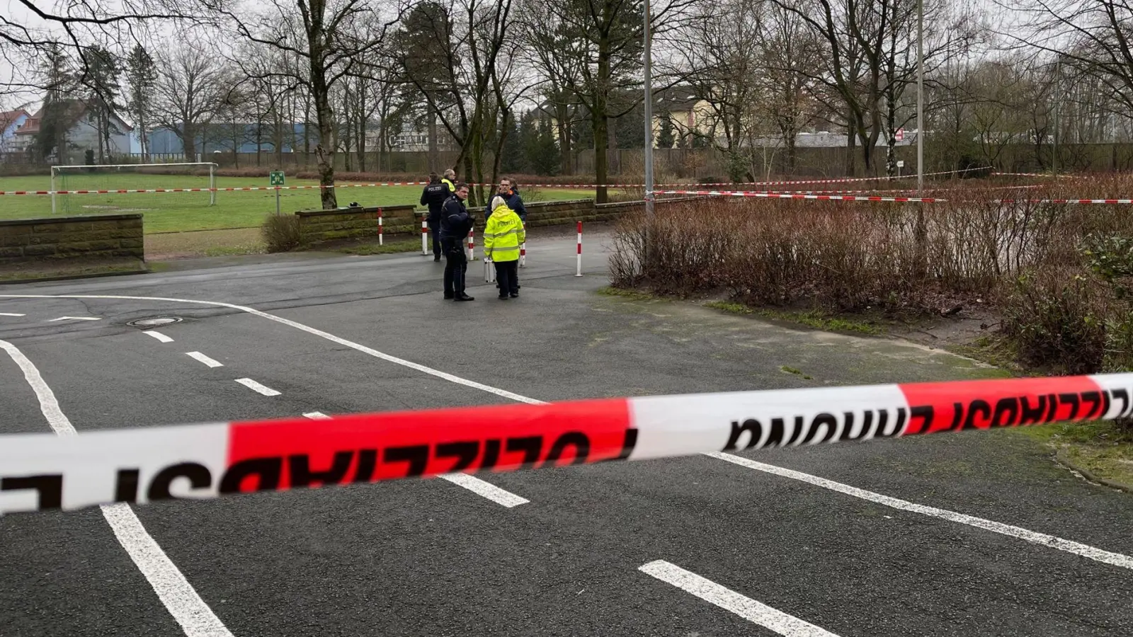 Polizeiabsperrung am Fundort eines Neugeborenen unweit eines Schulgeländes in Bielefeld. (Foto: Christian Müller/Westfalennews/dpa)