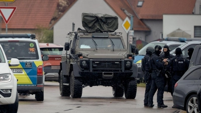 Nach den Schüssen auf zwei Behördenmitarbeiter verschanzte sich der mutmaßliche Täter in einem Haus. (Foto: Tizian Gerbing/dpa)