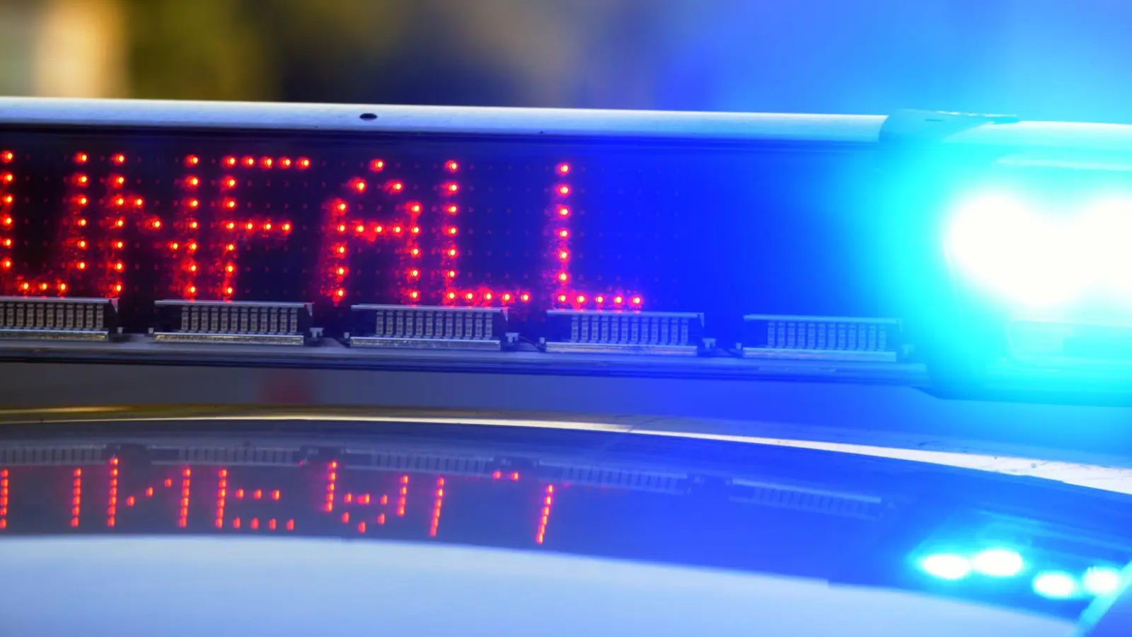 Beim Zusammenprall auf der Kreisstraße nahe Leutershausen wurden alle Beteiligten verletzt. (Symbolbild: Stefan Puchner/dpa)