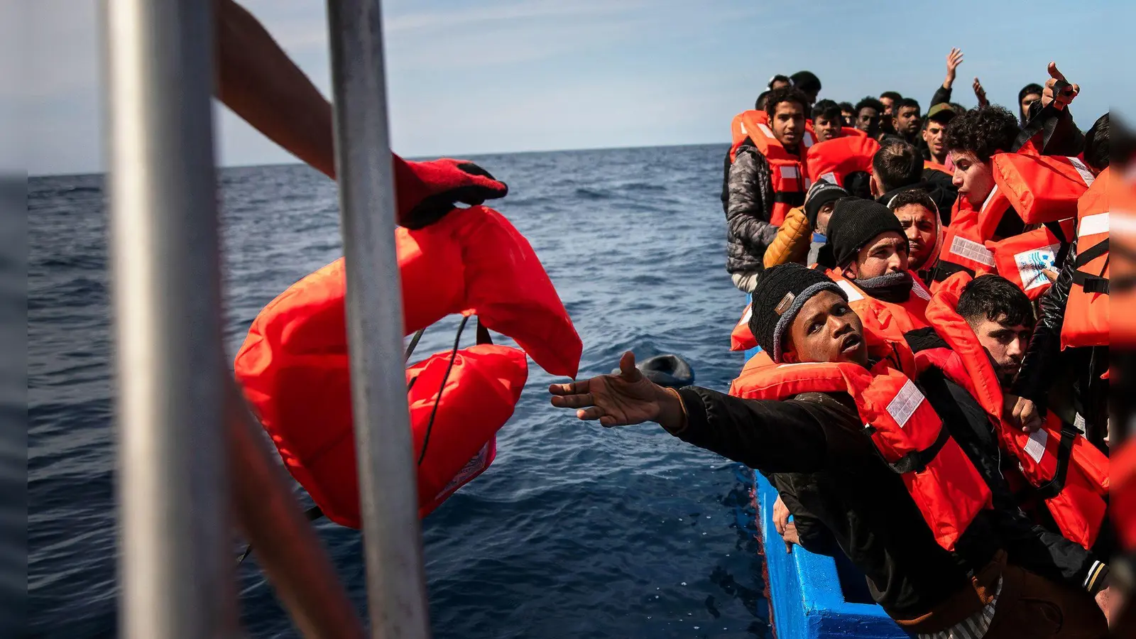 Auf dem Mittelmeer geraten immer wieder Flüchtlinge in Seenot. (Foto: Maria Giulia Trombini/Sea-Watch/dpa)