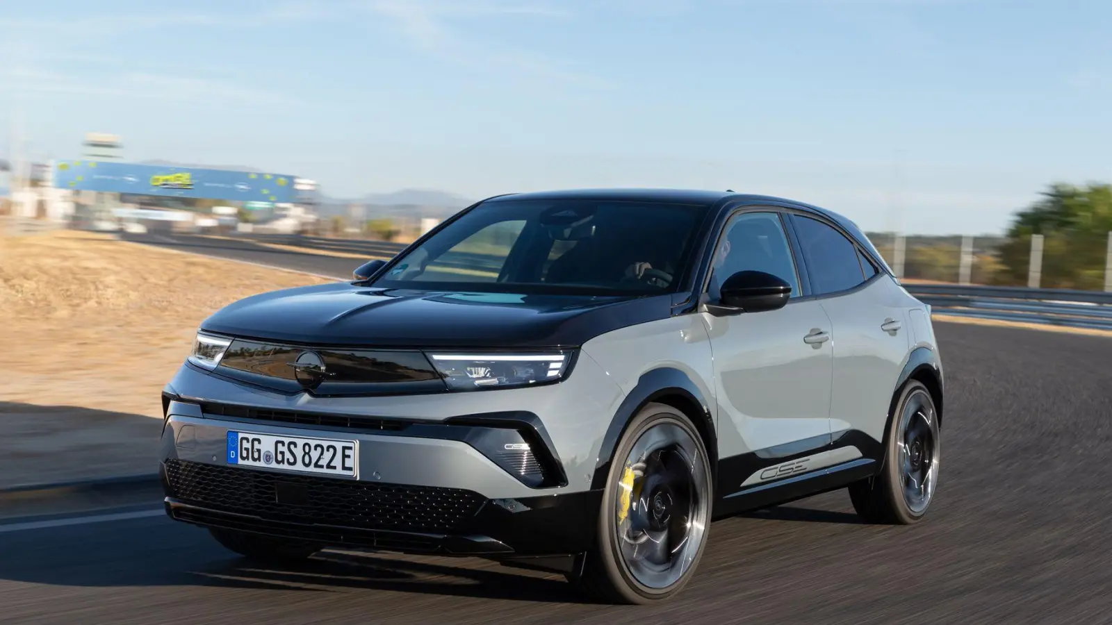 Flotter Mokka: Das SUV soll von 0 auf 100 km/h in 5,9 Sekunden sprinten und maximal 200 km/h schnell werden.  (Foto: Opel Automobile GmbH/dpa-tmn)
