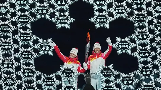 Chinas Zhao Jiawen (r) und Yilamujiang Dinigeer haben das olympische Feuer für die Winterspiele in Peking entzündet. (Foto: Michael Kappeler/dpa)
