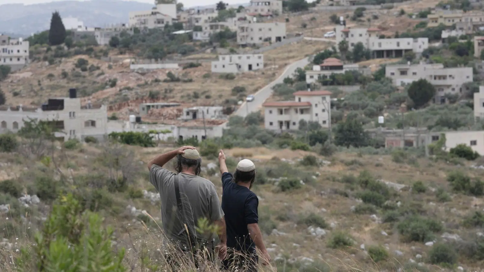 Immer wieder kommt es zu Gewalt israelischer Siedler gegen Palästinenser und ihren Besitz. (Archivbild)  (Foto: Maya Alleruzzo/AP/dpa)