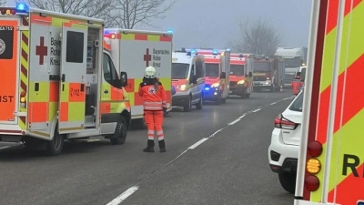 Weil mehrere Schüler betroffen waren, eilten zahlreiche Rettungskräfte zum Unfallort. (Foto: Feuerwehr Bad Windsheim)