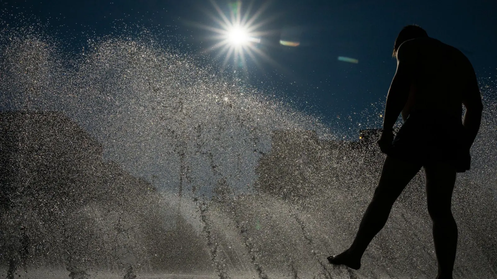 Der Deutsche Wetterdienst (DWD) hat nach eigenen Angaben die höchsten Temperaturen des Tages gemessen.  (Foto: Peter Kneffel/dpa)