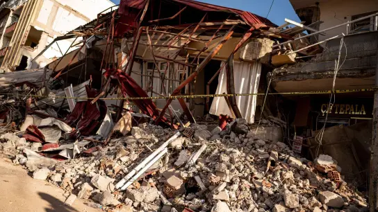Trümmer eines zusammengestürzten Haus in der vom Erdbeben schwer getroffenen Stadt Pazarcik in der Region Kahramanmaras. (Foto: Fabian Sommer/dpa)