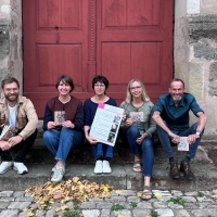 Armin Bestelmeyer, Rebecca Schiepek, Andrea Doberstein, Monika Hoenen und OB Dr. Christoph Hammer (von links) sind überzeugt, dass das neue Programm der Saison 2026/27 wieder viele unterschiedliche Menschen ansprechen wird. (Foto: Martina Haas)