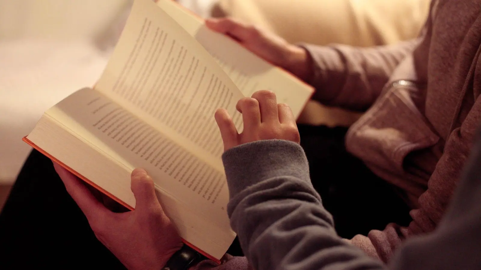 Den Kindern jeden Tag 10 bis 15 Minuten vorzulesen, ist nach Einschätzung der Fachleute ein guter Weg, damit Jungen und Mädchen lesen lernen. (Foto: Hans-Thomas Frisch/dpa/Archivibld)