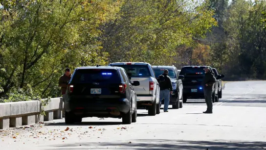 Beamte untersuchen eine Brücke in der Nähe des Deep Fork River im US-Bundesstaat Oklahoma. Dort wurden  zerstückelte Leichen von vier vermissten Männern gefunden. (Foto: Stephen Pingry/Tulsa World/AP/dpa)