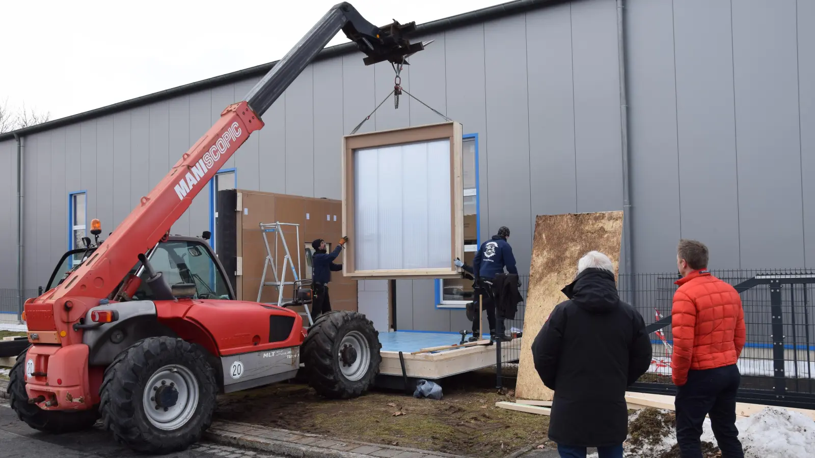 Nichts mit Stein auf Stein: Die vorgefertigten Elemente des Papierhauses waren in wenigen Stunden montiert. Der innovative Prototyp steht nun im Gewerbegebiet in Heilsbronn. (Foto: Florian Schwab)