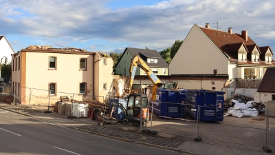 Aktuell wird das Haus an der Götz-Kreuzung platt gemacht. Auf dem Grundstück soll später ein unterirdisches Rückhaltebecken gebaut werden.  (Foto: Antonia Müller)
