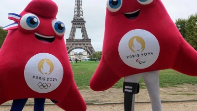 Die Maskottchen der Olympischen (l) und Paralympischen Spiele Paris 2024. (Foto: Michel Euler/AP/dpa)