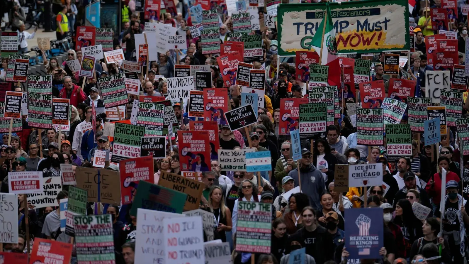 Am Wochenende hatten Menschen in Chicago bereits gegen Trumps Pläne protestiert. (Foto: Carolyn Kaster/AP/dpa)