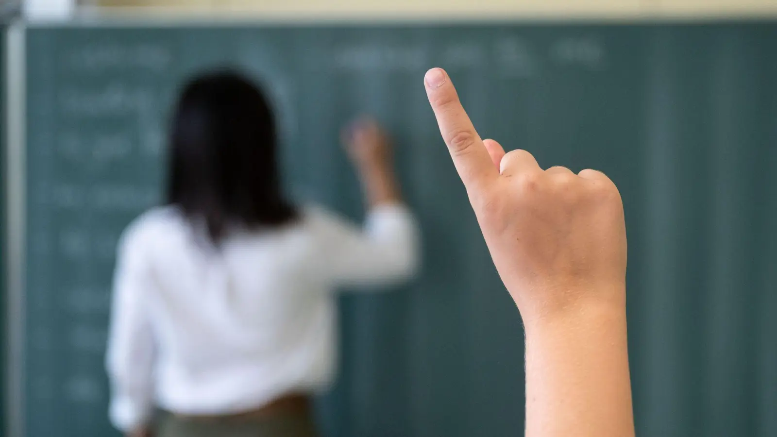 Schulbegleiterinnen und -begleiter unterstützen Kinder mit Behinderung im Schulalltag. (Symbolbild) (Foto: Marijan Murat/dpa)