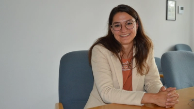 Julia Tschawdarow (39) ist am Landratsamt zuständig für die Strategische Wirtschafts- und Standortentwicklung. In der Schule war Mathematik ihr Leidenschaft, heute sind es Start ups. (Foto: Patrick Lauer)