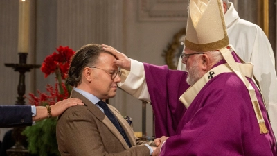 Als einer von mehr als 50 Firmlingen ließ sich Hilko Denekas von Erzbischof Kardinal Reinhard Marx in der Münchner Kirche St. Michael firmen.  (Foto: Stefan Puchner/dpa)