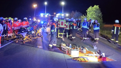 Ein Großaufgebot an Einsatzkräften ist am Sonntagabend auf der B470 bei Dottenheim wegen eines Unfalls alarmiert worden. (Foto: Rainer Weiskirchen/Kreisfeuerwehrverband Neustadt)
