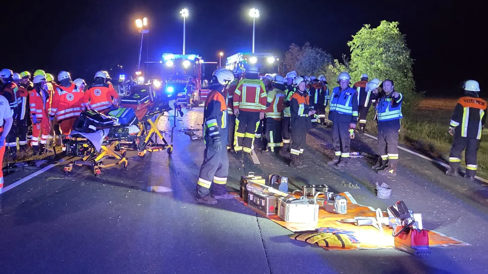 Ein Großaufgebot an Einsatzkräften ist am Sonntagabend auf der B470 bei Dottenheim wegen eines Unfalls alarmiert worden. (Foto: Rainer Weiskirchen/Kreisfeuerwehrverband Neustadt)