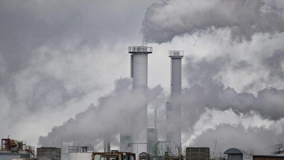 Rauchende Schlote - Im Qualm ist oft CO2 enthalten. (Archivbild) (Foto: Patrick Pleul/dpa)