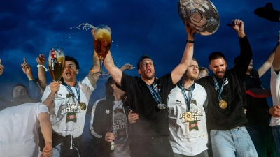 Völlig losgelöst: Füchse feiern den Bundesliga-Titel.  (Foto: Fabian Sommer/dpa)