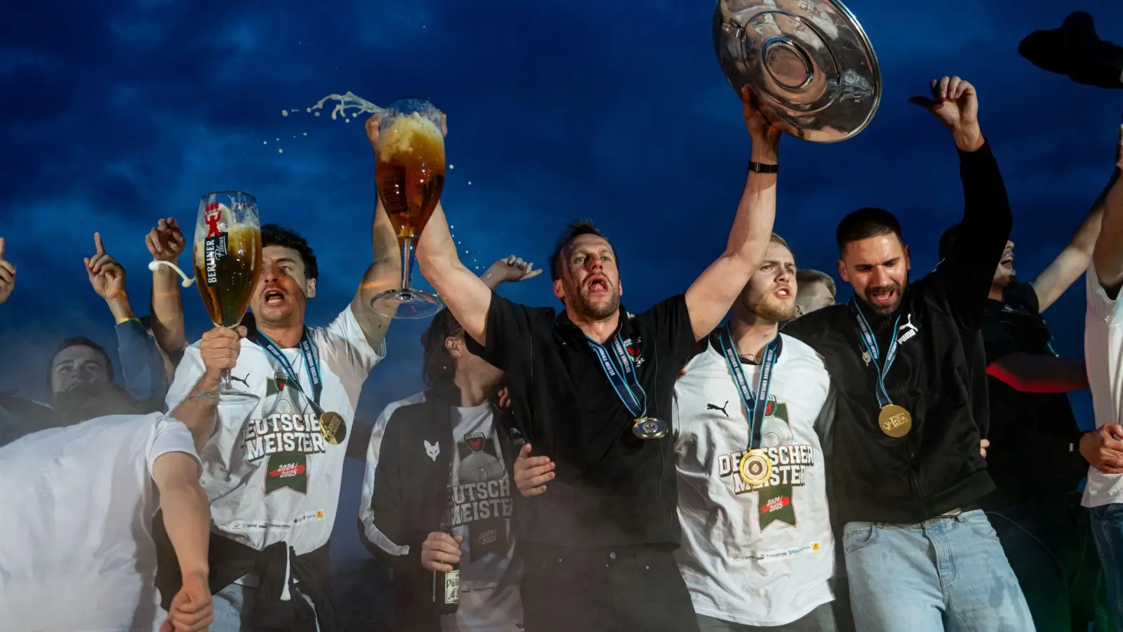 Völlig losgelöst: Füchse feiern den Bundesliga-Titel.  (Foto: Fabian Sommer/dpa)