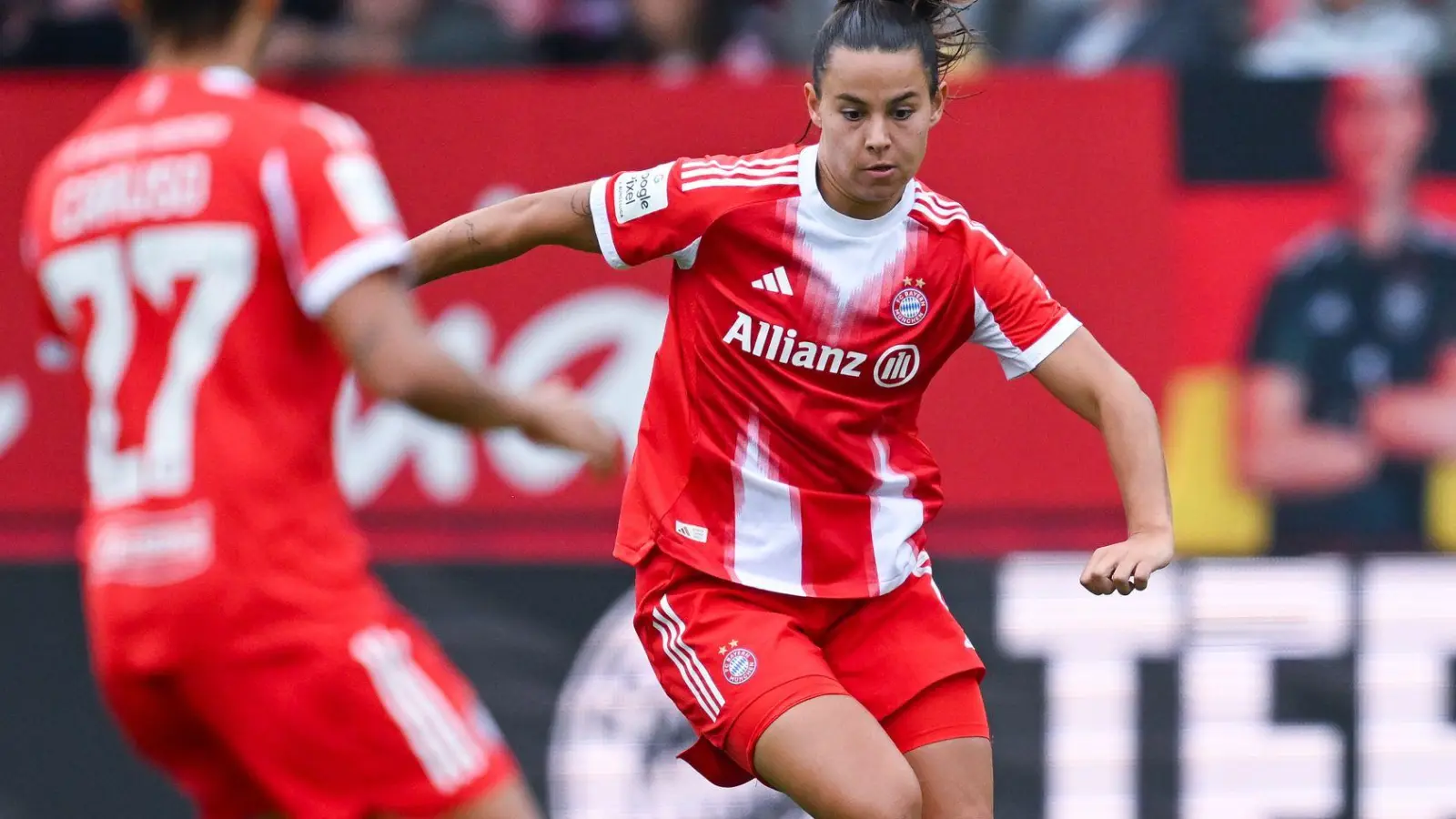 Lena Oberdorf (r) bereitet das 4:1 vor. (Foto: Sven Hoppe/dpa)