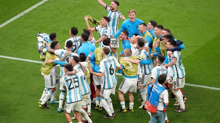 Argentinien bezwang die Niederlande im Elfmeterschießen und steht im Halbfinale. (Foto: Ariel Schalit/AP/dpa)
