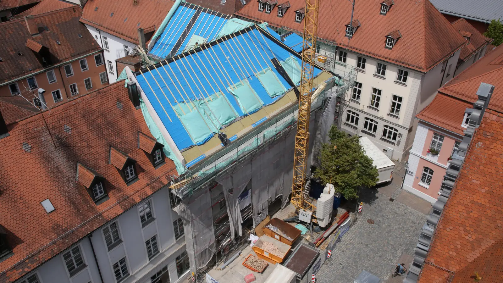 Blick von der Gumbertuskirche: Der Dachstahl des ehemaligen Gebhardt-Hauses wird gerade fertiggestellt, anschließend sollen die Innenausbauarbeiten starten. (Foto: Alexander Biernoth)