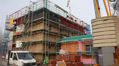 Bei der Umgestaltung der einstigen Schlossgaststätte zum Kindergarten wird parallel der Altbau saniert und der Neubau errichtet. (Foto: Andreas Reum)