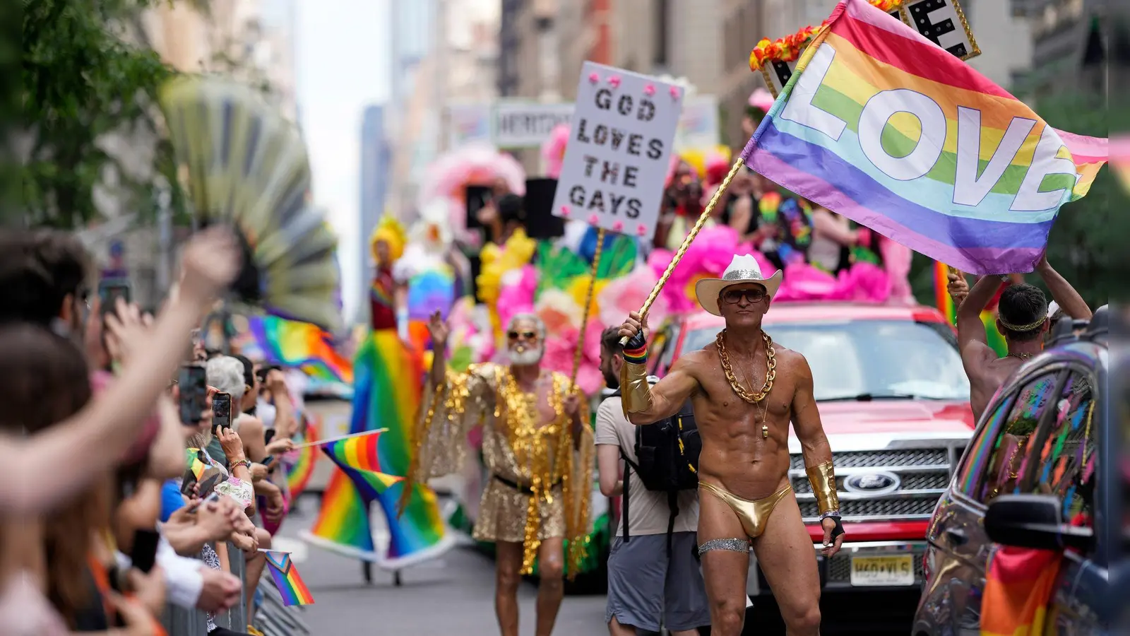 Zehntausende laufen bei der Pride-Parade in New York mit.  (Foto: Charles Sykes/Invision/AP/dpa)