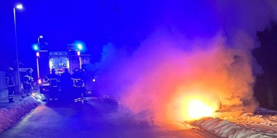 Ein Transporter war in der Nacht zum 4. Februar in der Custenlohrer Straße ausgebrannt. Mittlerweile steht offenbar fest: Der Besitzer hatte ihn selbst angezündet.  (Archivbild: Feuerwehr Uffenheim)