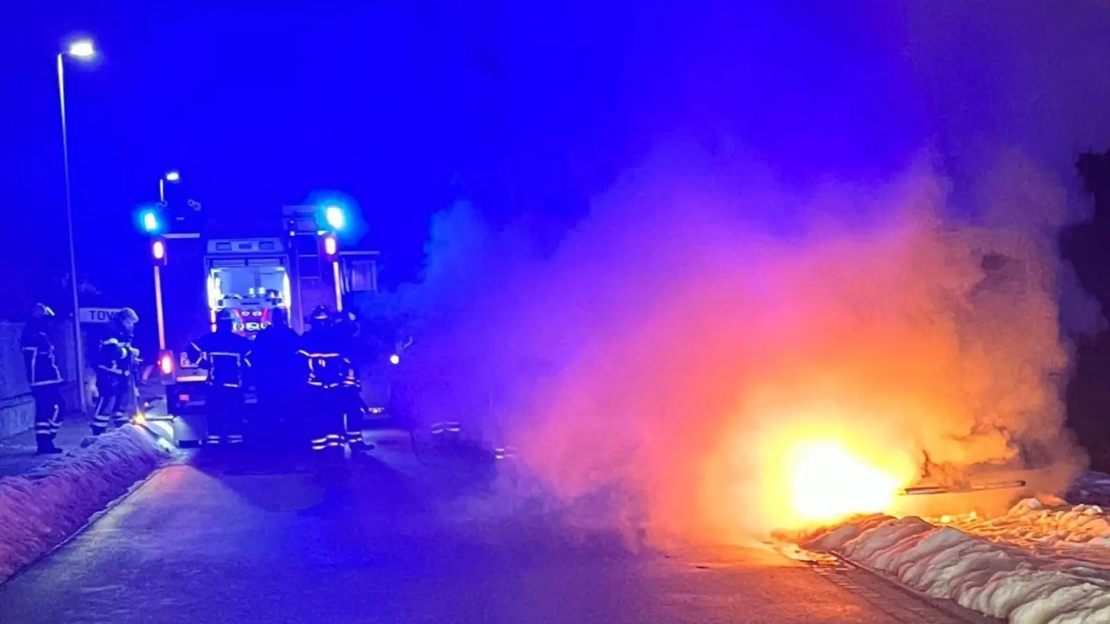 Ein Transporter war in der Nacht zum 4. Februar in der Custenlohrer Straße ausgebrannt. Mittlerweile steht offenbar fest: Der Besitzer hatte ihn selbst angezündet.  (Archivbild: Feuerwehr Uffenheim)