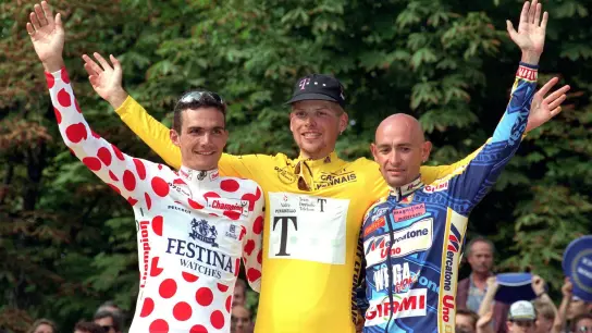 Historischer Moment: Jan Ullrich (M) gewinnt 1997 als erster Deutscher die Tour de France. (Foto: Oliver Berg/dpa)