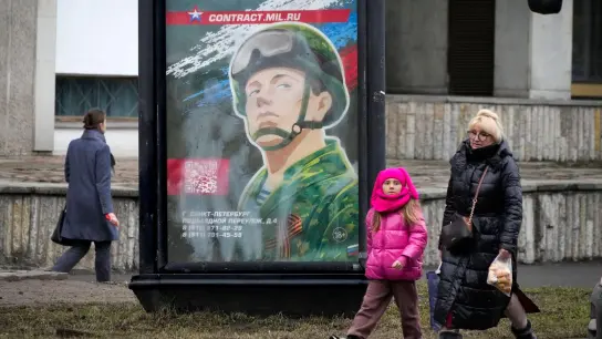 Rekrutierungsplakat der Armee mit der Aufschrift „Militärdienst unter Vertrag in den Streitkräften“. Eine Kampagne zur Aufstockung der russischen Truppen in der Ukraine mit mehr Soldaten scheint wieder im Gange zu sein. (Foto: Evgeniy Maloletka/AP/dpa)