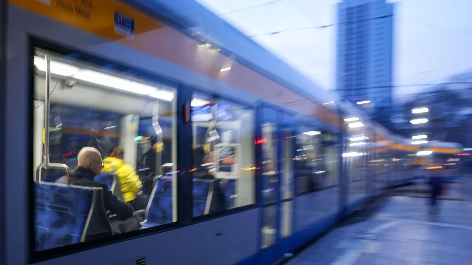Den ÖPNV nutzten im ersten Halbjahr 5,7 Milliarden Menschen. (Archivbild) (Foto: Jan Woitas/dpa)