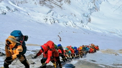 Andrang am Mount Everest: Seit Start der Frühlingssaison haben insgesamt 361 Bergsteiger und 93 Bergsteigerinnen Genehmigungen für den Aufstieg erhalten. (Foto: Rizza Alee/AP/dpa)
