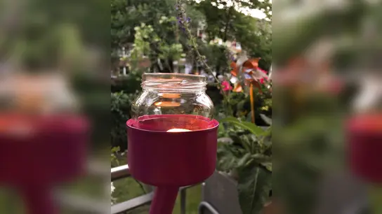 Besenstiel, Thunfischdose und Kronkorken: Einen Teelichthalter kann man aus allerlei Dingen bauen, die sonst eher im Müll landen würden. (Foto: DIY Academy/dpa-tmn)