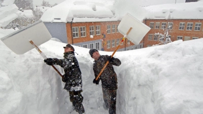 In Zwiesel mussten 2006 Bundeswehrsoldaten Schnee vom Dach einer Schule schaufeln. (Archivbild) (Foto: Armin Weigel/dpa)