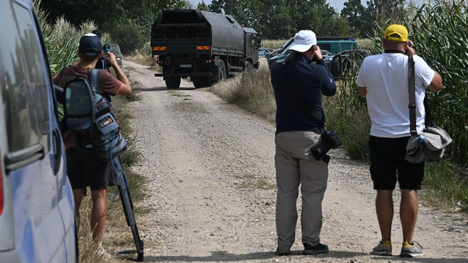 Die Einsatzkräfte sichern das Gebiet eines Maisfeldes in Osiny, Ostpolen, auf das am 20. August 2025 ein  Objekt fiel. Dabei handelte es sich nach Angaben der Regierung in Warschau um eine russische Drohne. (Foto: Wojtek Jargilo/PAP/dpa)