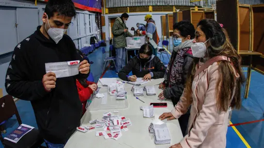 Stimmenauszählung in Valparaiso nach der Volksabstimmung über die neue chilenische Verfassung. (Foto: Cristobal Basaure Araya/SOPA Images via ZUMA Press Wire/dpa)