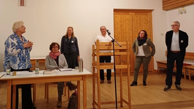 Die ehrenamtlichen Kandidierenden im Dekanat Neustadt für die Wahl der Landessynode stellen sich vor: Rüdiger Pfeiffer, Manuela Wurm und Jürgen Schwalme, daneben Daniela Seren, Hiltraud Weghorn und Dekanin Ursula Brecht für das Präsidium der Dekanatssynode (von rechts). (Foto: Tabea Richter)