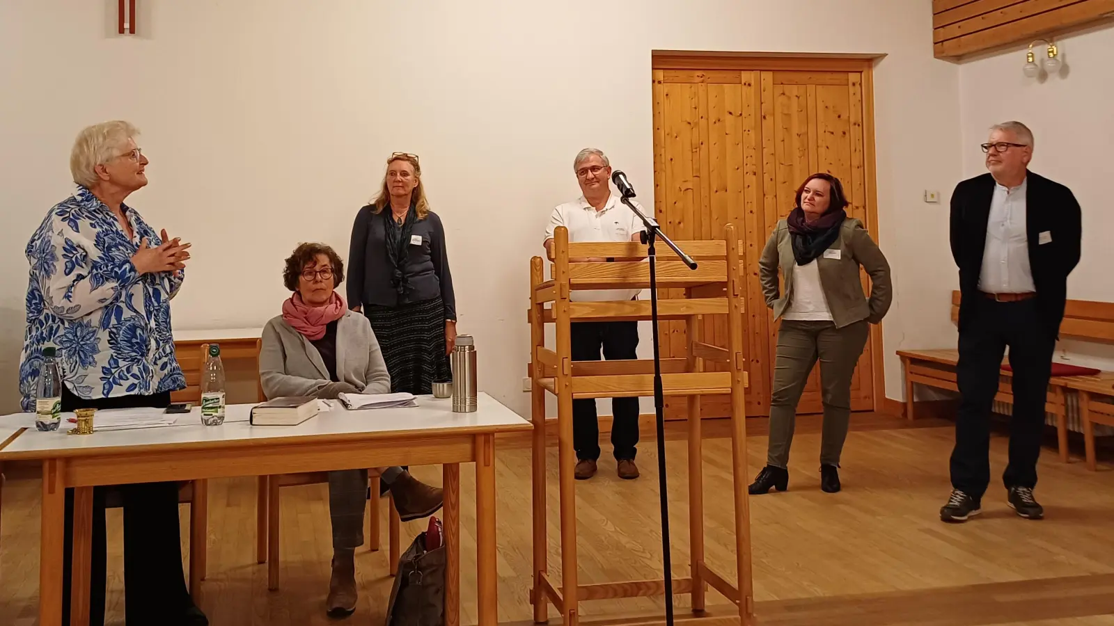 Die ehrenamtlichen Kandidierenden im Dekanat Neustadt für die Wahl der Landessynode stellen sich vor: Rüdiger Pfeiffer, Manuela Wurm und Jürgen Schwalme, daneben Daniela Seren, Hiltraud Weghorn und Dekanin Ursula Brecht für das Präsidium der Dekanatssynode (von rechts). (Foto: Tabea Richter)